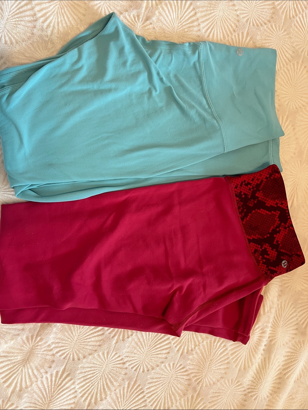 Lot of 2 Lululemon  reversible Leggings & sea foam sz.8 full length  good